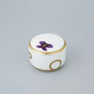 THG CAPUCINE MAUVE DECOR OR Коробка для таблеток керамическая, круглая &oslash;55 мм., настольная, декор золото/лиловый, цвет: белый